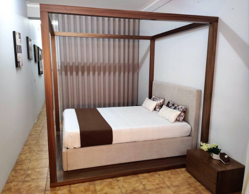 Cama de Casal Coberta Thai Esturtura em nogueir a e cama estofada tecido bege 10