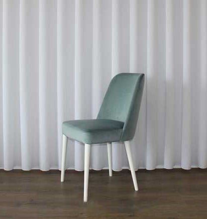 Sara Cadeira encosto estofado em tecido veludado azul turquesa e pes em madeira lacada a branco REFM02 92823 1