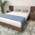 Conjunto Cama de Casal Painel Ripado com Mesas de Cabeceira Andrew