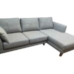 Chaise Lounge Forgan Forrado a tecido cinza com pes em madeira estilo nordico a cor nogueira REF M02 0318