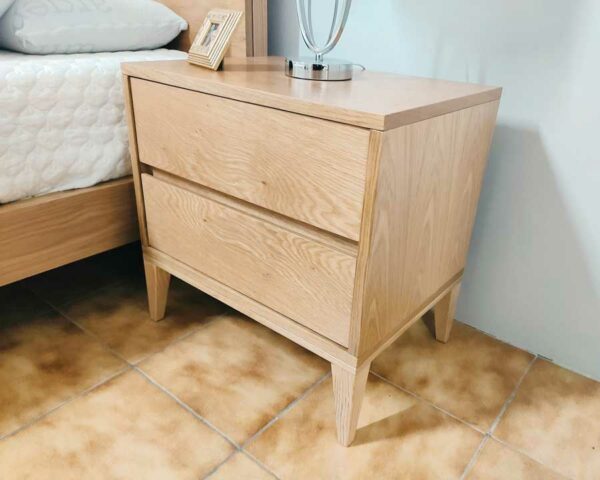 Carvi - Mesa de Cabeceira madeira carvalho cor mel com duas gavetas e pés nórdicos - Crispalmovel Loja de Móveis