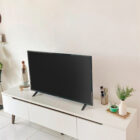 Movel de Tv Nordi com 3 gavetas lacado a branco e pes carvalho escuro Moveid de Tv Sala de Estar Crispalmovel 1