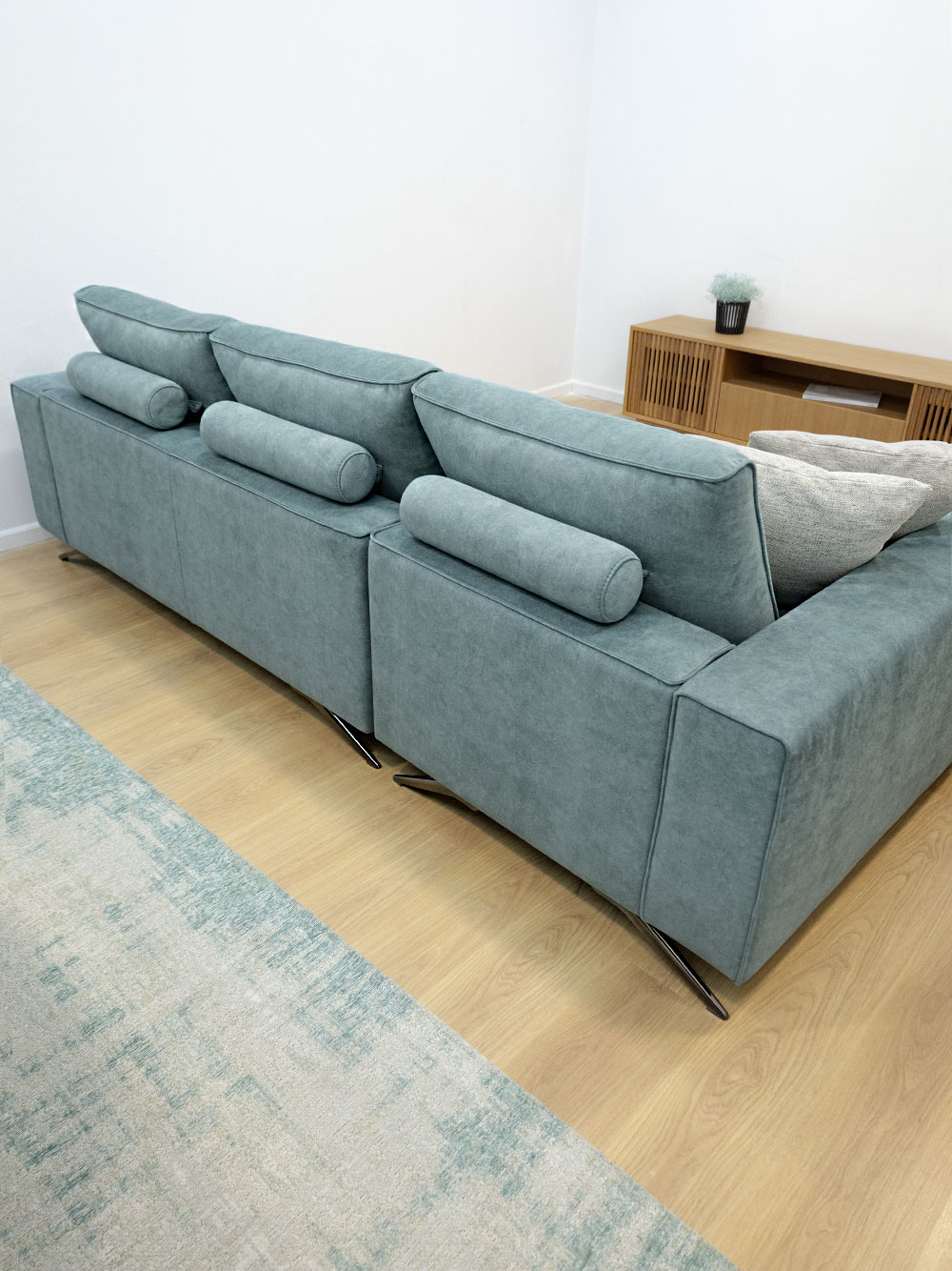 Sofa Chaise Lounge Fendy em Tecido Verde Agua Pes em Metal Vista Pormenor Costas Sofas Por Medida Crispalmovel