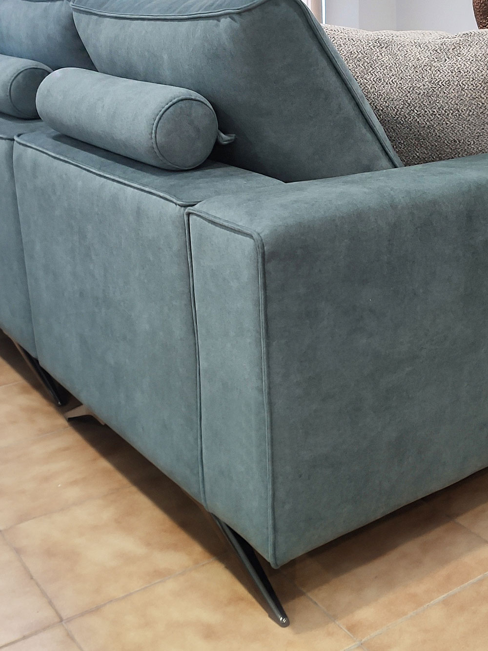 Sofa Chaise Lounge Fendy em Tecido Verde Agua Pes em Metal Vista Pormenor Sofas Por Medida Crispalmovel