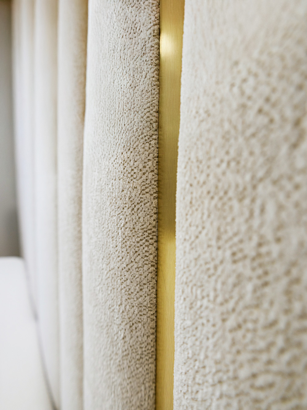 Cama de Casal de Painel Luzia Inox Dourado