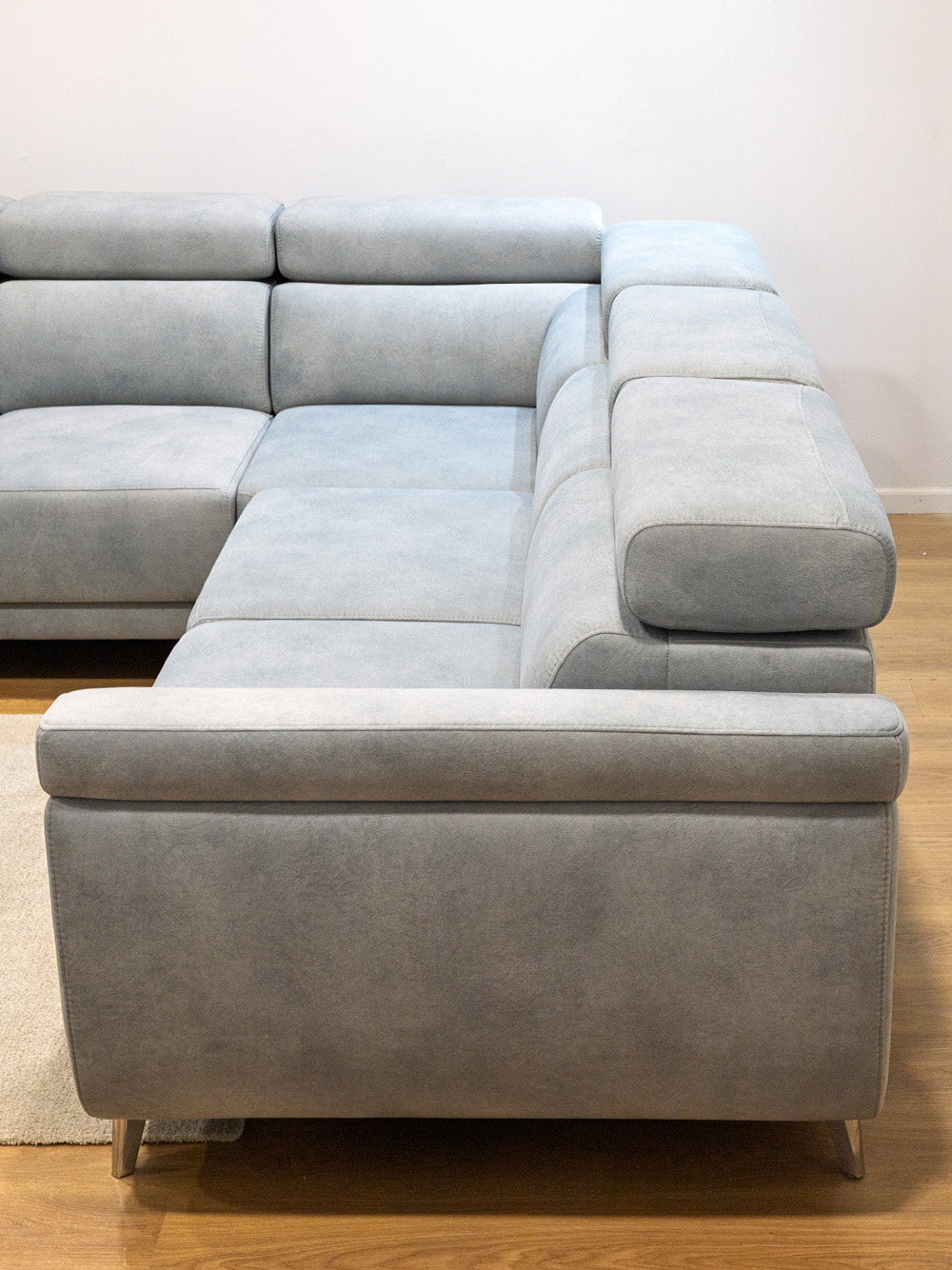 Sofa de Canto Husky Tecido Cinzento Pes Inox Vista Costas Assento por Medida Crispalmovel