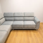 Sofa de Canto Husky Tecido Cinzento Pes Inox Vista Lado Sofas por Medida Crispalmovel