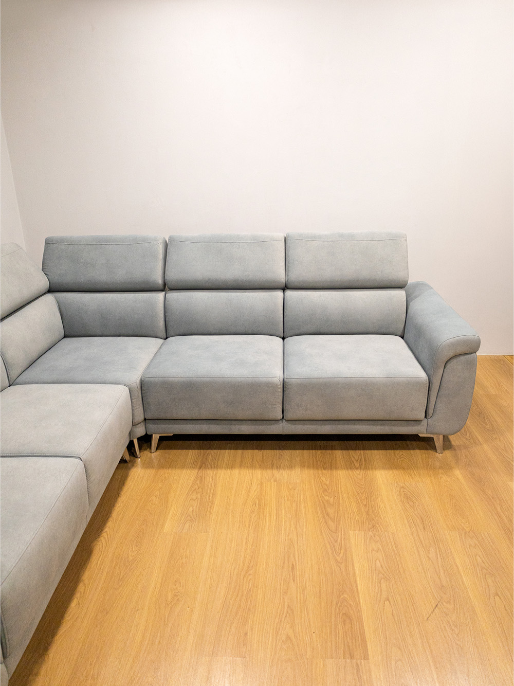 Sofa de Canto Husky Tecido Cinzento Pes Inox Vista Lado Sofas por Medida Crispalmovel