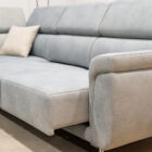 Sofa de Canto Husky Tecido Cinzento Pes Inox Vista Pormenor Assento por Medida Crispalmovel