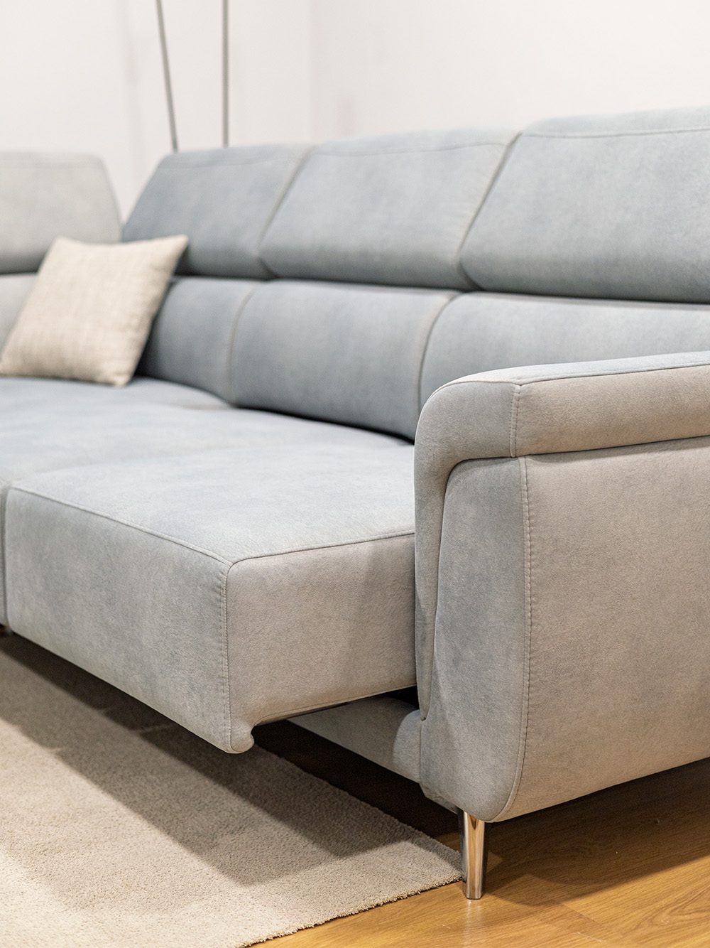 Sofa de Canto Husky Tecido Cinzento Pes Inox Vista Pormenor Assento por Medida Crispalmovel