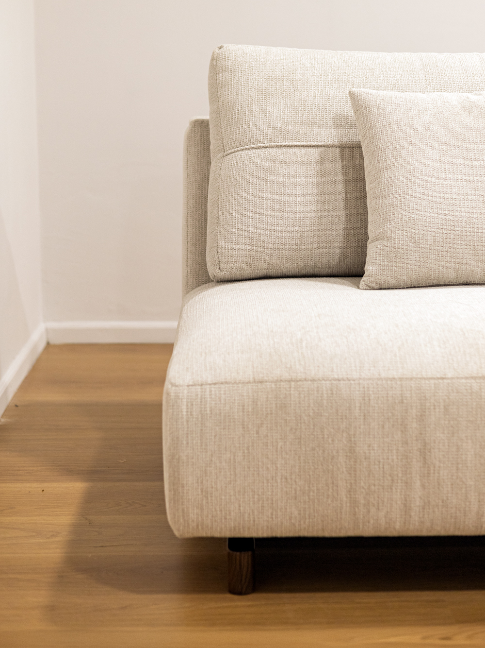 Sofa Chaise Longue Linea Tecido Bege Claro Formato L Vista Pormenor Assento Sofas Por Medida Crispalmovel