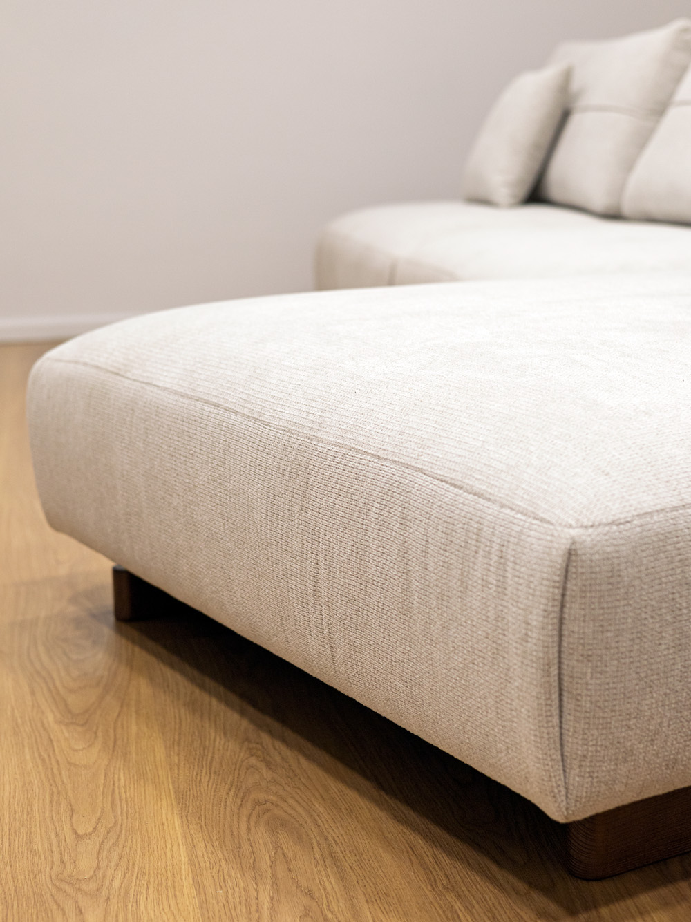 Sofa Chaise Longue Linea Tecido Bege Claro Formato L Vista Pormenor Lado Chaise Assento Sofas Por Medida Crispalmovel