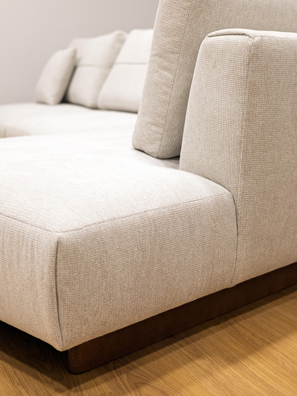 Sofa Chaise Longue Linea Tecido Bege Claro Formato L Vista Pormenor Lado Chaise Sofas Por Medida Crispalmovel