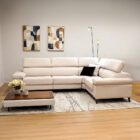 Sofa-de-Canto-Modena-Estofado-em-Tecido-Bege-Claro-Vista-Ambiente-Lado-Sofas-por-Medida-Crispalmovel Sofa de Canto Modena Estofado em Tecido Bege Claro Vista Ambiente Lado Sofas por Medida Crispalmovel