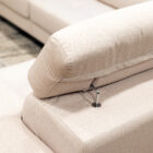 Sofa-de-Canto-Modena-Estofado-em-Tecido-Bege-Claro-Vista-Pormenor-Encosto-Sofas-por-Medida-Crispalmovel Sofa de Canto Modena Estofado em Tecido Bege Claro Vista Pormenor Encosto Sofas por Medida Crispalmovel