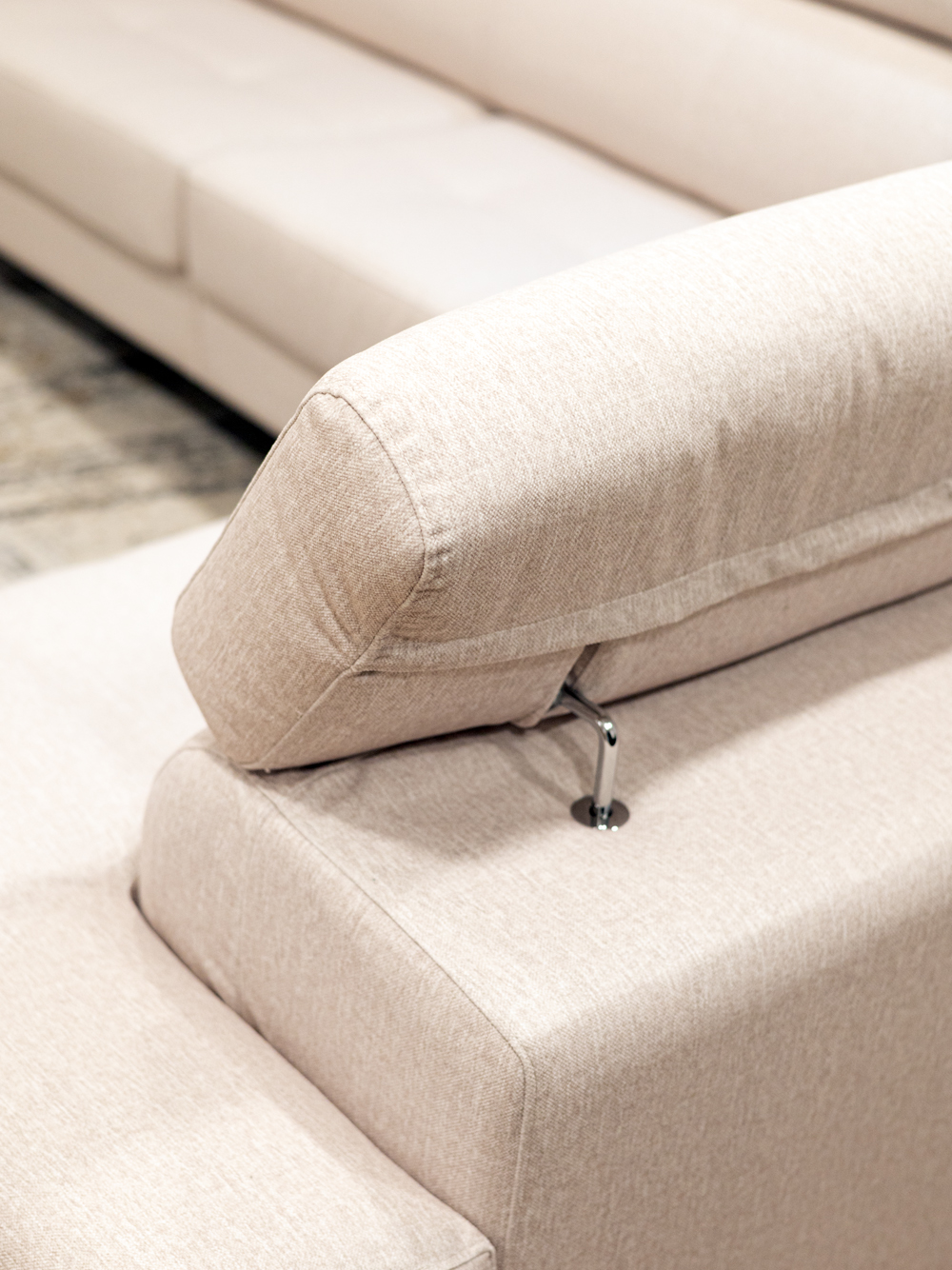 Sofa-de-Canto-Modena-Estofado-em-Tecido-Bege-Claro-Vista-Pormenor-Encosto-Sofas-por-Medida-Crispalmovel Sofa de Canto Modena Estofado em Tecido Bege Claro Vista Pormenor Encosto Sofas por Medida Crispalmovel