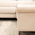 Sofa-de-Canto-Modena-Estofado-em-Tecido-Bege-Claro-Vista-Pormenor-Pes-Sofas-por-Medida-Crispalmovel Sofa de Canto Modena Estofado em Tecido Bege Claro Vista Pormenor Pes Sofas por Medida Crispalmovel