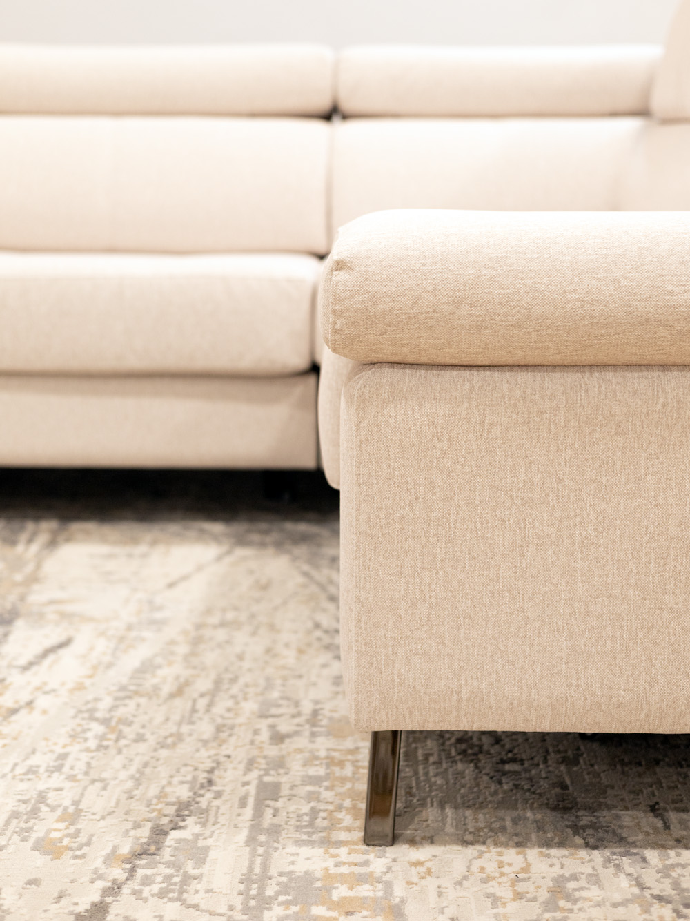 Sofa-de-Canto-Modena-Estofado-em-Tecido-Bege-Claro-Vista-Pormenor-Pes-Sofas-por-Medida-Crispalmovel Sofa de Canto Modena Estofado em Tecido Bege Claro Vista Pormenor Pes Sofas por Medida Crispalmovel