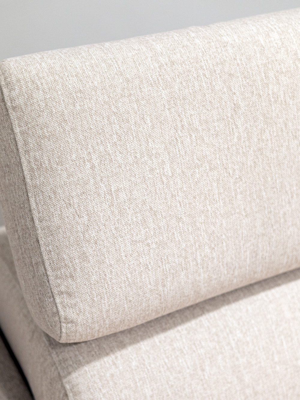 Sofa-de-Canto-Modena-Estofado-em-Tecido-Bege-Claro-Vista-Pormenor-Tecido-Sofas-por-Medida-Crispalmovel Sofa de Canto Modena Estofado em Tecido Bege Claro Vista Pormenor Tecido Sofas por Medida Crispalmovel